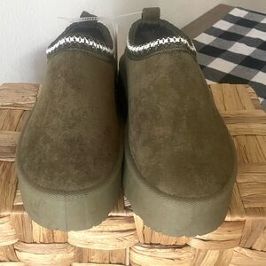 OLIVIA & KATE - STORMY PLATFORM MULE - OLIVE GREEN - 8.5 - NWT